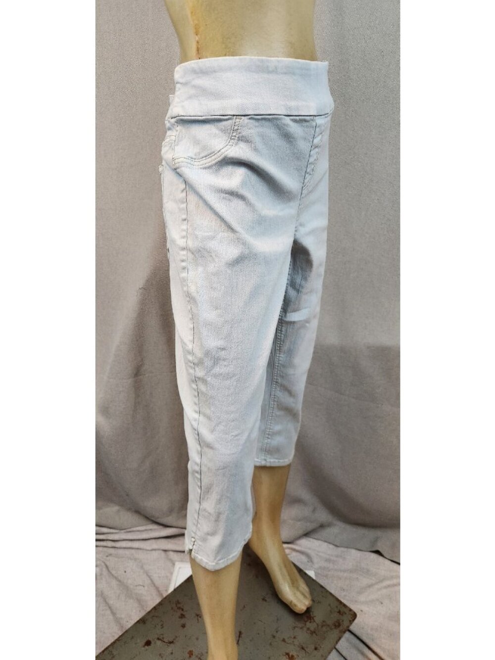 Chicos Capris Mid Light Wash Size 1 SMALL Casual Stretch Jeans Pants Pant USED - Picture 2 of 5